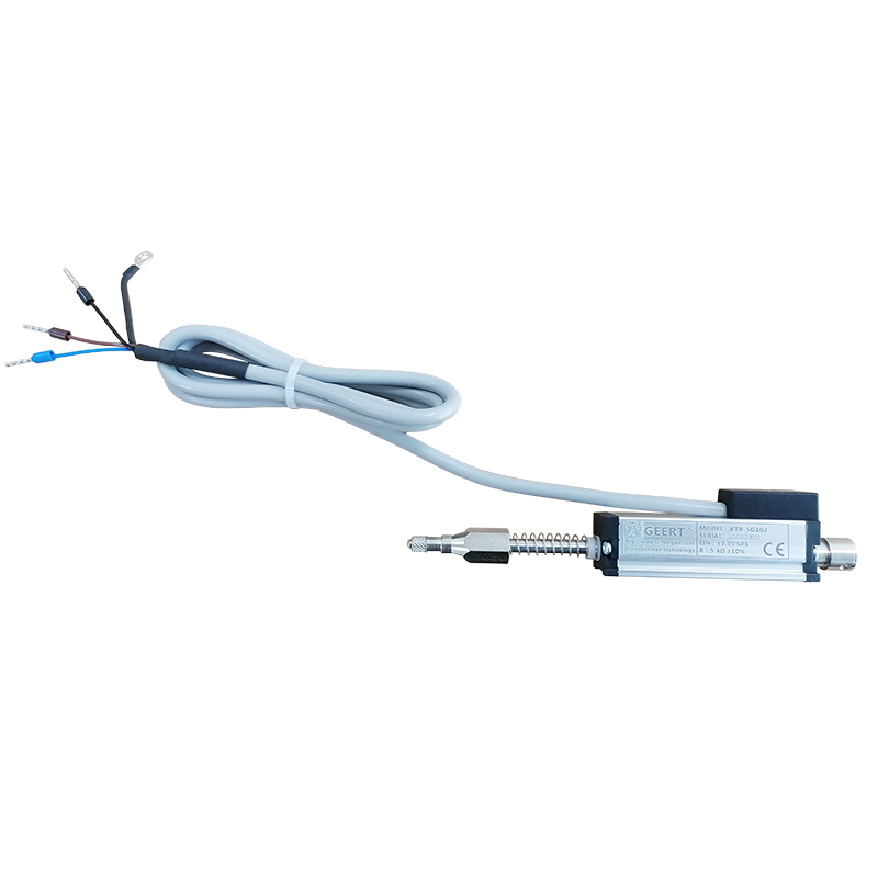 Special displacement sensor for strain gauge